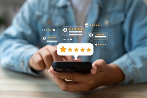 Cliente otorgando cinco estrellas y dejando una reseña sobre la calidad