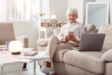 Cómo el contenido ayuda a generar confianza en las comunidades para adultos mayores