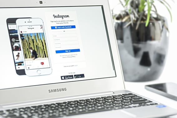 Foto de una computadora portátil, con la página de inicio de sesión de Instagram en la pantalla