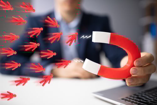Un iman atrayendo clientes en representación del inbound marketing
