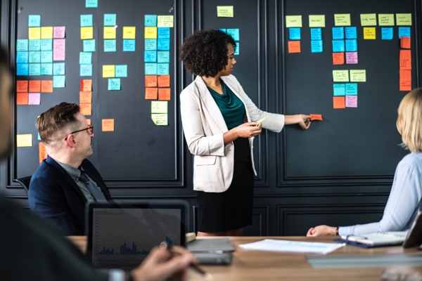 Ocho factores de negocios a considerar en el debate entre marketing in-house y la contratación de una agencia de marketing